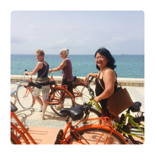 Vrouwen fietsen bij de Middellandse Zee